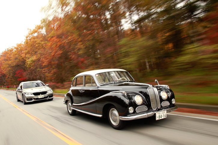 八ヶ岳の紅葉の中を行く「3200S」と「7シリーズ」。（写真＝BMW Club Japan／小池義弘）