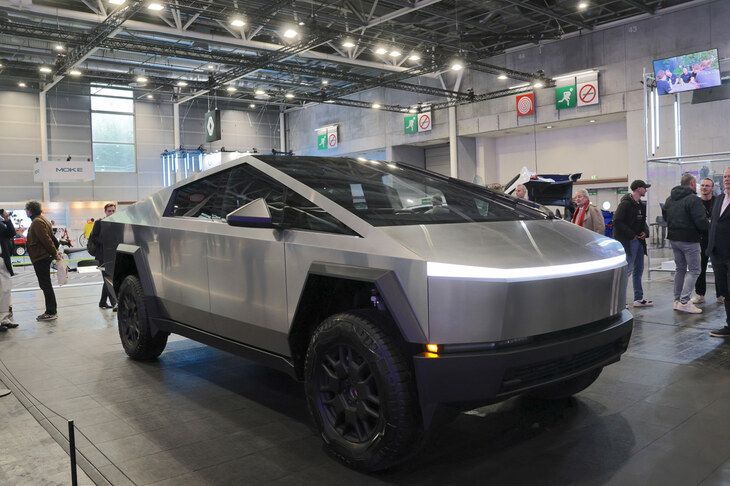 2024年9月のフランス国内EV新車登録では、「テスラ・モデルY」が4591台で首位。2位の「シトロエンe-C3」を965台も引き離している（データ出典：Avere-France, CCFA）。極めて簡素なブースは、覇者の余裕といったところか。