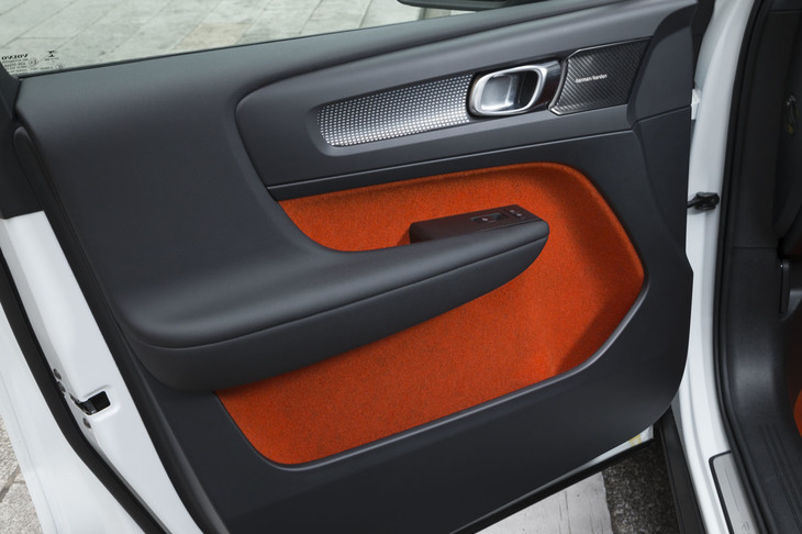 大きなスピーカーを廃した「XC40」のドアパネル。代わりに、大型のペットボトルやノートPCが収納できるスペースが確保されている。
