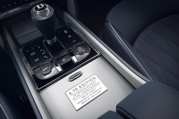 センターコンソールに配置された「6.75エディションbyマリナー」を示すエンブレム。