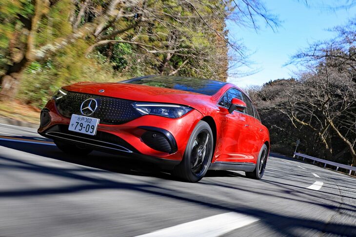 ワインディングロードを走行する「メルセデス・ベンツEQE」。車重約2.4tというヘビー級のクルマだが、「レグノGR-XIII」はそれを持て余すことがない。