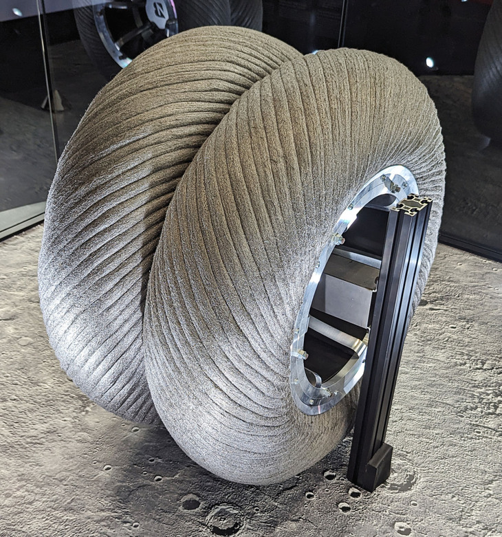 ブリヂストンが開発した、月面探索車用のスチールタイヤ。不整地への対応とトラブル対策のため、ダブルタイヤ（2連装着）になっている。