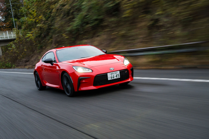 ショックアブソーバーの減衰特性を変更し、ダイレクトなハンドリング特性を追求。2023年の改良で少しソフトになっていたのが、少し元に戻った格好だ。