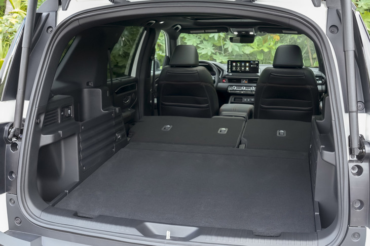 「パスポート トレイルスポーツ エリート」の荷室。後席使用時の荷室容量は1246リッター、リアシートの背もたれを前方に倒すと容量を2356リッターに拡大できる。リアシートの背もたれには、60：40の分割可倒機構が備わる。写真は北米仕様。