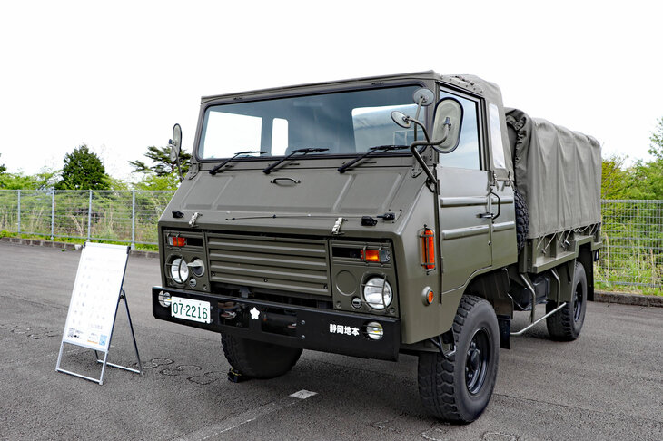 「1 1/2tトラック」は人員と物資の輸送用トラックで、トヨタ自動車製。重機メーカー製が多い自衛隊の車両のなかでは、乗り心地は良いそう。同じくトヨタ製のものでは、かつて乗用性能を高めて「メガクルーザー」として市販化された「高機動車」も有名だ。