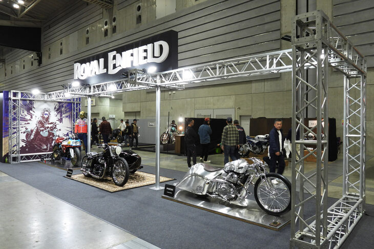 「ヨコハマホッドロッドカスタムショー2024」の会場より、ロイヤルエンフィールドのブースの様子。
