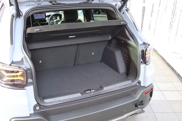 ジープ・アベンジャー4xeハイブリッド（ラゲッジルーム）