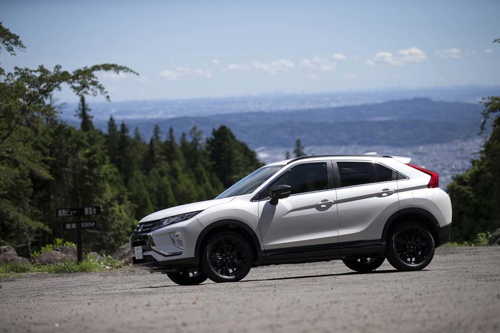 アグレッシブな印象を与える「エクリプス クロス」のサイドビュー。切れ上がったキャラクターラインも、そのイメージを強調する。