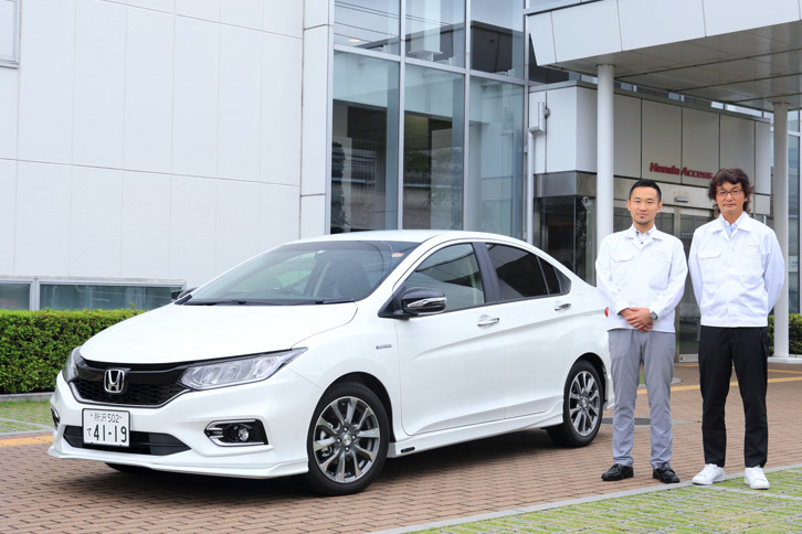 モデューロの用品が装着された「グレイス」と、用品の開発に携わったホンダアクセス開発部の福田正剛氏（右）、および商品企画部の石川陽一氏（左）。