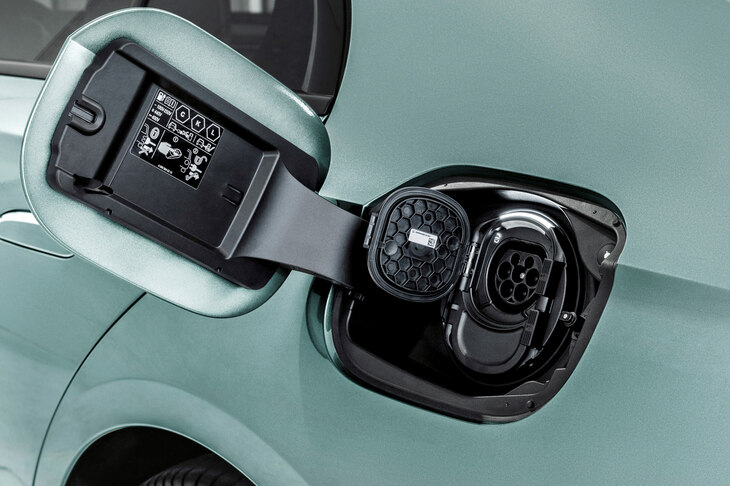 メルセデス・ベンツEクラス（充電口）