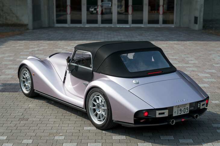 2025年3月に発表されたモーガンの最新モデル「スーパースポーツ」。クラシック一辺倒だった従来モデルとは異なる、シンプルかつミニマルな意匠が特徴だ。