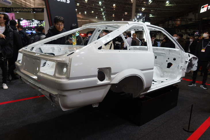 AE86のホワイトボディー（レストアサービス「TOM'Sクラシック」の展示）