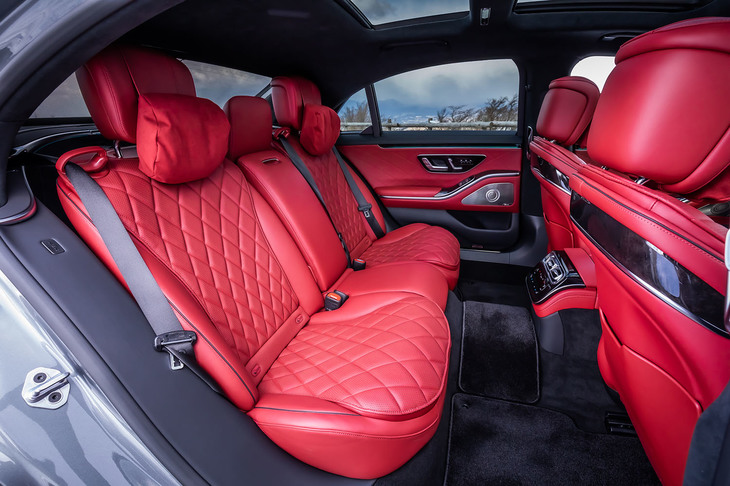 標準ボディー車よりもホイールベースが200mm長く、成人男性が余裕で足を組めるほどのゆとりある後席スペースを有する「S580 4MATICロング」。メモリー付き電動調整機能やベンチレーター＆ヒーター、ドアアームレストヒーターなども標準で装備される。