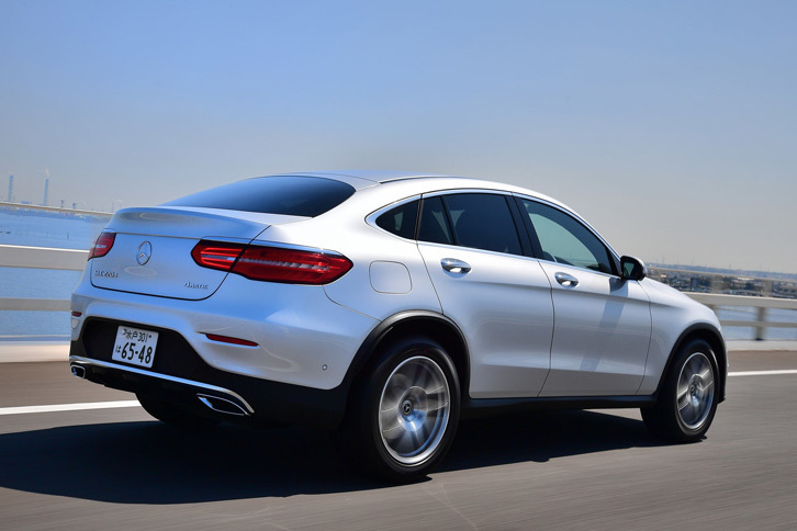 なだらかな弧を描くルーフラインがリアスタイルの特徴。