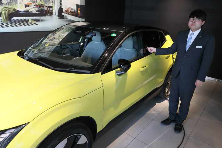 スタッフが車両の各種設定をサポートしてくれる。初めてのことばかりゆえに自分だけでは頭を抱えてしまっていたことだろう。