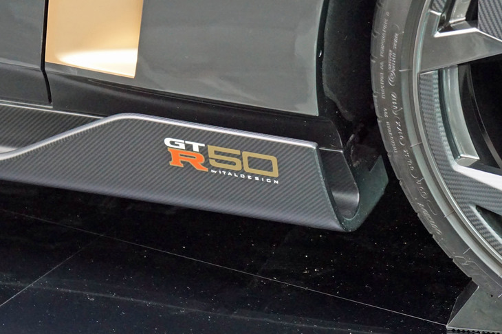 フロントフェンダーの後ろには「GT-R50 by ITALDESIGN」のデカールが貼られている。