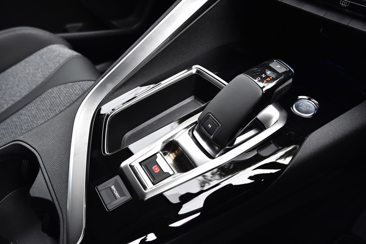 トランスミッションは6段AT。手動変速は写真のシフトセレクターに加え、ステアリングホイールのシフトパドルでも可能となっている。
