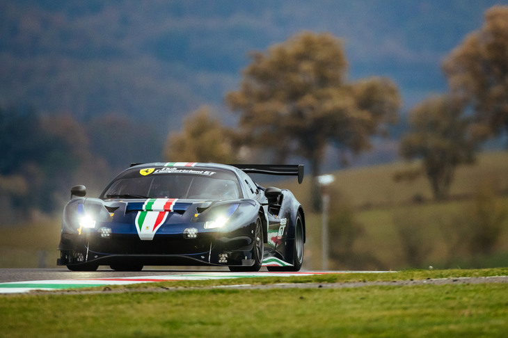 「クラブ・コンペティツィオーネGT」は、フェラーリのGTレーシングカーで行われる走行会だ。フェラーリおよびフェラーリの公認ドライバーによる、完全なファクトリーサポートを受けて、サーキット走行を楽しむことができる。