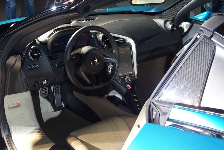 インテリアでは、マクラーレンの各モデルに採用されている、縦型のタッチパネル式液晶ディスプレイをセンターコンソールに配置。