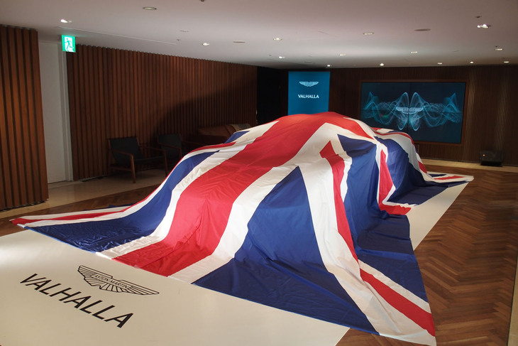 アンベールを待つ「アストンマーティン・ヴァルハラ」。