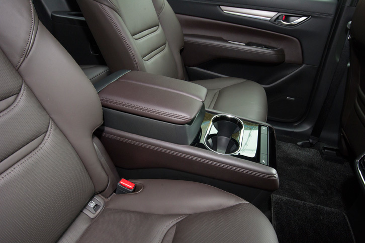 マツダCX-8 XD Lパッケージ（2列目センターコンソールボックス）