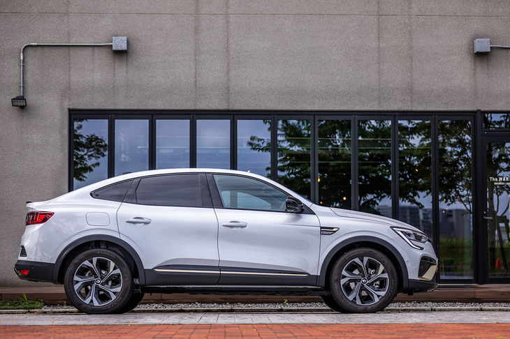 「アルカナE-TECHエンジニアード」のボディーカラーは、写真の「ブランペルレメタリック」に新色の「グリメタルメタリック」と「ノワールメタルメタリック」を加えた全3色から選択できる。