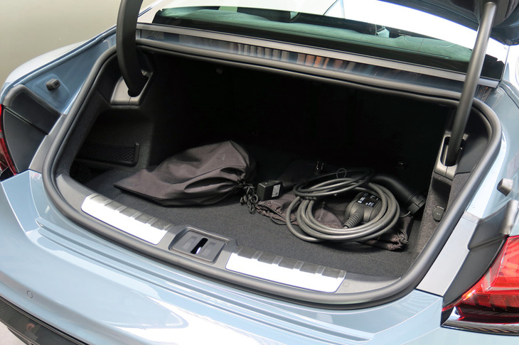 アウディe-tron GTクワトロ（リアトランク）