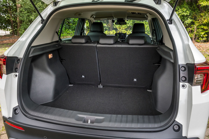 荷室の容量はクラスの壁を超越した458リッター。奥行きも高さもかなりのものだ。