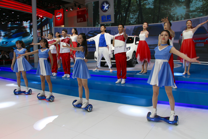 北京モーターショー2016の会場から。日産のサブブランドであるヴェヌーシアのショータイム。