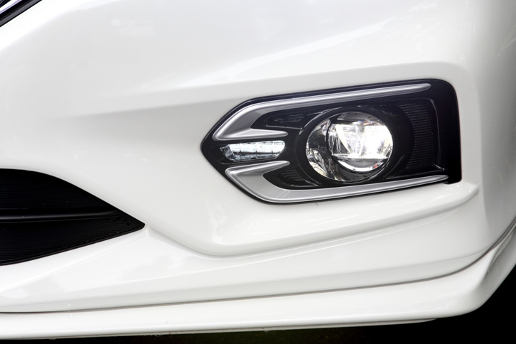 フォグランプまわりに装着される、ガーニッシュ付きのビームライト。エンジンスイッチと連動して点灯する。