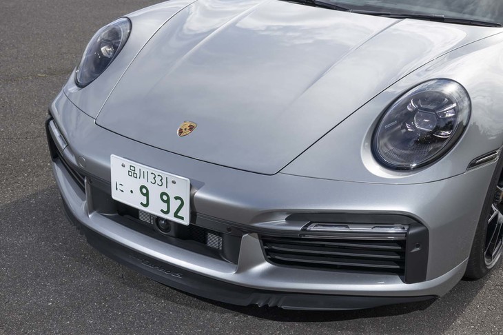 大きなロワグリルを持つフロントまわり。さらに下に見えるチンスポイラーは3分割の可動式で、走行モードに合わせて展開・格納される。