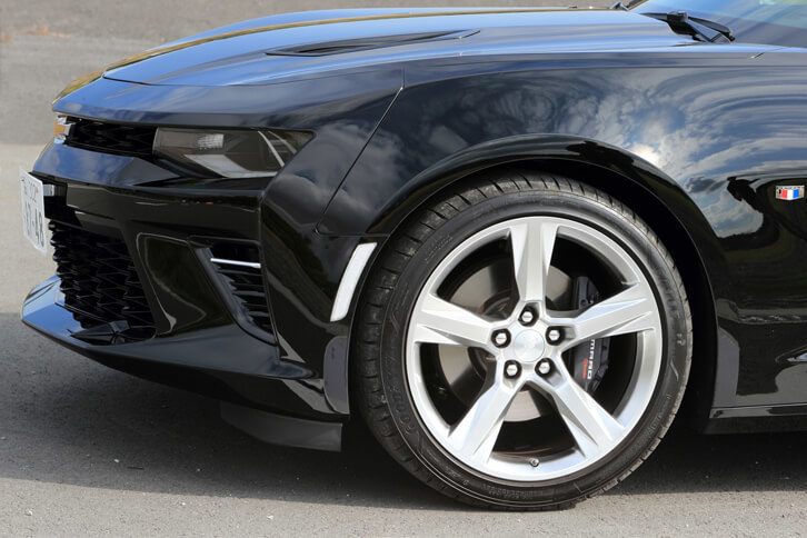 タイヤサイズは、直4モデルは245/40R20の前後同径だが、V8モデルではリアタイヤのサイズが275/35R20となる。