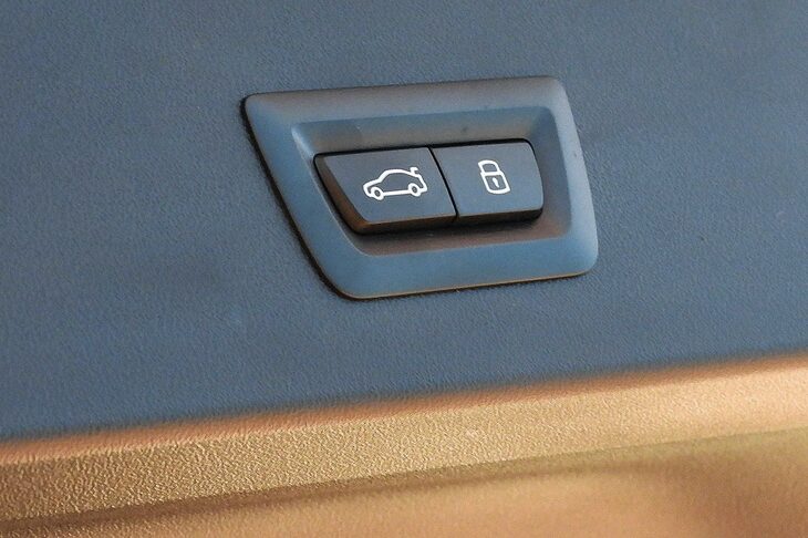 BMW X3 M50 xDrive（電動テールゲートの操作スイッチ）
