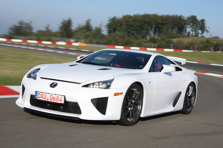 2010年に登場した「レクサスLFA」。世界限定500台で販売されたスーパースポーツで、カーボンモノコックのボディーにヤマハと共同開発した4.8リッターV10エンジンが搭載された。