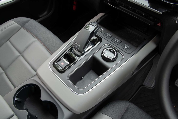 トランスミッションはアイシン・エィ・ダブリュ製の8段AT「EAT8」。ギアレシオはエンジン特性に合わせて相応に低められている。