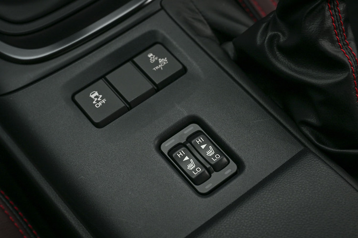 スバルBRZ STI Sport（センターコンソールのスイッチパネル）