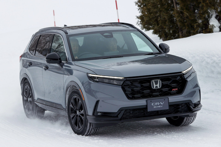 足まわりでは、フロントにアルミダイキャストサブフレームを採用し、リアサブフレームも剛性を高めるなどして操縦性を改善。サスペンションには周波数感応型ダンパーを採用し、操縦安定性と快適性を同時に高めている。