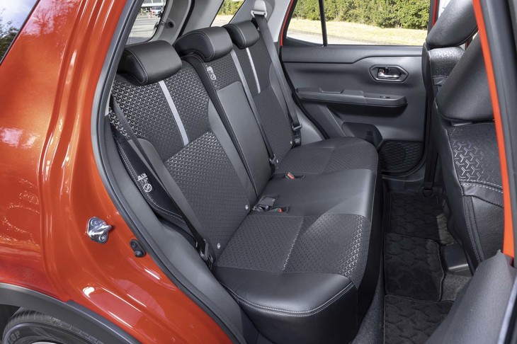 後席の背もたれは2段階調整が可能。駆動用リチウムイオンバッテリーは座面の下に搭載されている。