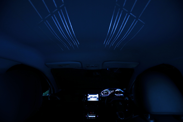 天井にはLEDトラックと呼ばれるアンビエンスランプを採用。ガラスルーフ装着車では、ガラス面の両サイドにアンビエンスランプが配置される。