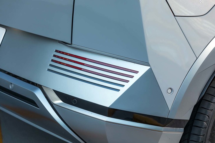 見事なまでに直線で構成されたエクステリア。写真はリアバンパー右側のもの。