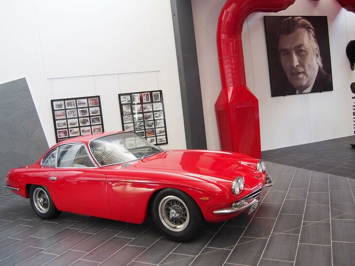 「ランボルギーニ400GT 2＋2」。以下はボローニャ県フーノにある「フェルッチョ・ランボルギーニ博物館」で2014年に撮影。今回は、彼の半生をたどった映画のお話を。