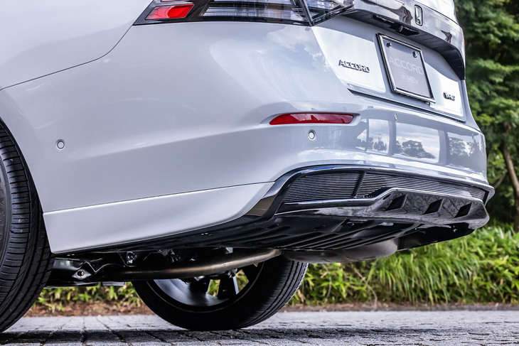 ホンダ・アコード純正アクセサリー装着車両「ツーリングライン」（リアのロワースカート）