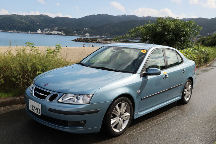 2007年「サーブ9-3」。長年にわたって「99」を愛用していたサーブ好きのオーナーが、その最期を前に選んだ一台。日本に40台輸入された創立60周年記念モデルのなかで、輸入元に無理を言って入れさせたという唯一の左ハンドル車とのこと。