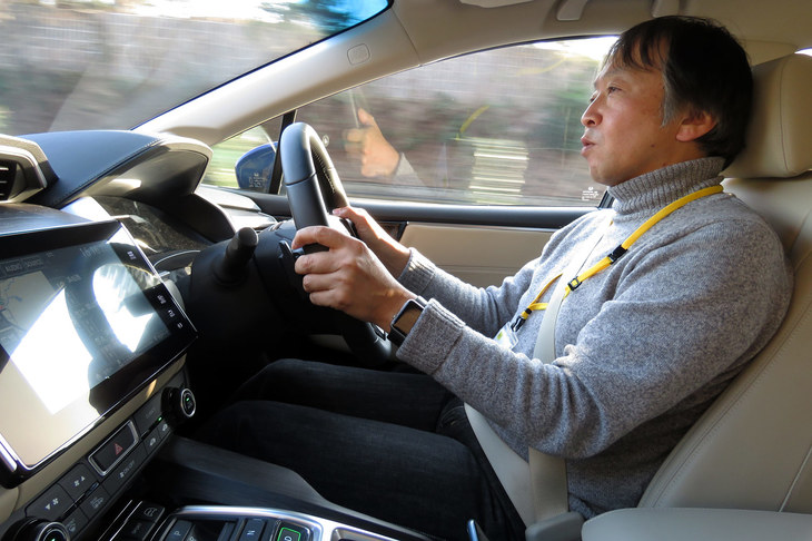 餃子を思い浮かべながら、「i-MMD」の搭載車を乗り比べる筆者。