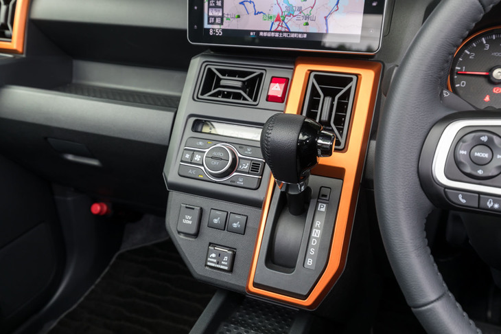 シフトセレクターはレバー式で、センタークラスターに配置。トランスミッションはターボ車が最新の「D-CVT」、自然吸気モデルがコンベンショナルな3軸CVTとなっている。