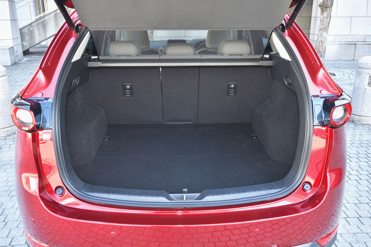 荷室容量は505リッター。（写真をクリックすると荷室のバリエーションが表示されます）