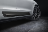 「Macan T」ロゴがあしらわれたボディーのサイドブレード。