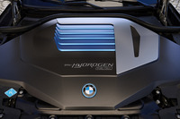 「iX5ハイドロジェン」は、最高出力170PSの燃料電池システムと同231PSの高出力リチウムイオンバッテリーによってシステム全体で401PSを発生する。