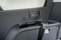 3列目シートの両サイドはアームレストと呼ぶには少々心もとない造形。ただし、「フリード」にはないAC100V・1500Wのコンセントが付く（オプション）。