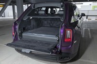 テールゲートは上下に分割して開閉する。荷室のフロア部分には「ビューイングスイート」が格納されている。